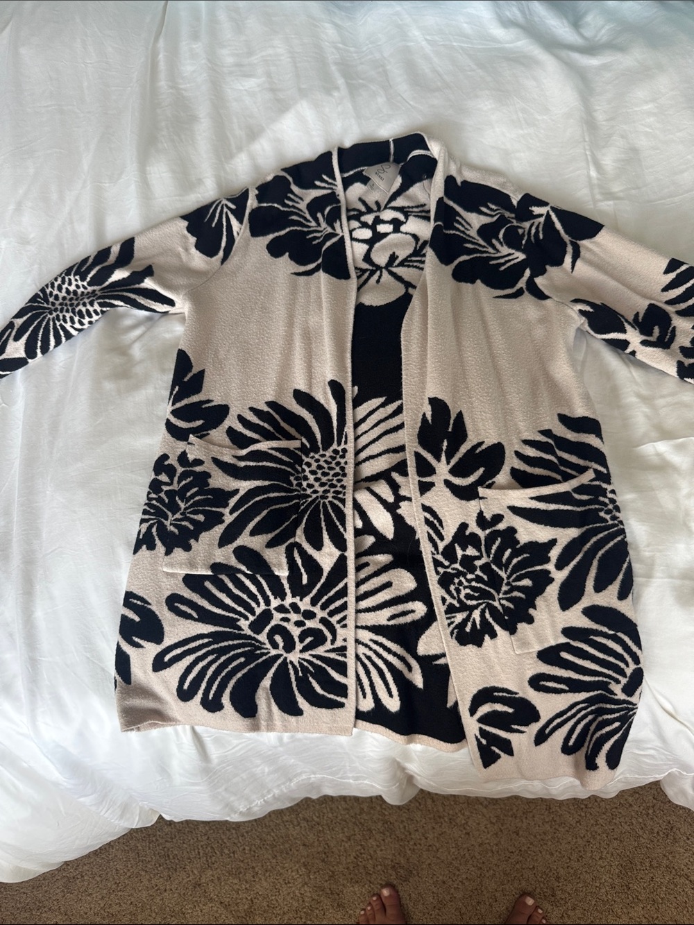 Sioni Beige and Black Floral Open-Front Cardigan